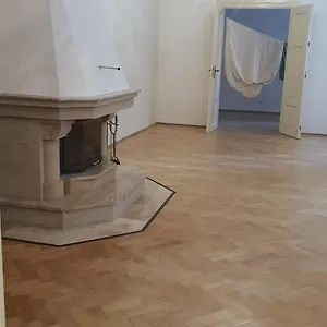 Private In Shared Luxurious Palace Like With 2 Bathrooms Including Whirlpool And Virtual Reality Прага